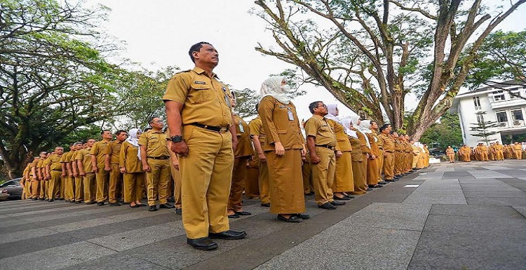 Badan Kepegawaian dan Pengembangan Sumber Daya Manusia (BKPSDM) Kota Bandung memastikan terus memantau kompetensi setiap Aparatur Sipil Negara (ASN) di Lingkungan Pemerintah Kota (Pemkot) Bandung. Termasuk memberikan apresiasi kepada ASN yang berprestasi. "Setiap jabatan yang diduduki ASN pasti kita terus pantau. Apakah kompetensinya memadai untuk melaksanakan tugas dalam jabatan itu," ujar Kepala BKPSDM Kota Bandung, Adi Junjunan Mustafa, Rabu 2 Agustus 2023. Adi memastikan, uji kompetensi yang diberikan kepada ASN terus dikembangkan untuk meningkatkan pelayanan maupun kapasitas yang dimiliki.