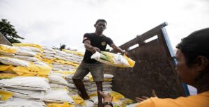 Perum Bulog Cabang Bandung memastikan stok beras di Kota Bandung aman hingga akhir tahun. Saat ini memiliki cadangan beras hingga 2.900 ton. Dengan begitu, BUMN pangan ini memastikan stok dan harga terjaga menghadapi ancaman El Nino. "Stok beras di Kota Bandung terhitung aman tergantung kebutuhan. Saat ini ada kegiatan penyaluran bantuan pangan yang di prakarsai Badan Pangan Nasional pagunya 1000 ton. Kalau itu berjalan, stok kita bisa bertahan hingga 3 Bulan ke depan. Namun, bila tidak berlanjut maka stok yang ada di gudang Bulog Gedebage bisa sampai akhir tahun," kata Kepala Bulog Cabang Bandung, Erwin Budiana sesuai Rapat Tim Pengendalian Inflasi Daerah (TPID) di Balai Kota, Selasa 20 Juni 2023.