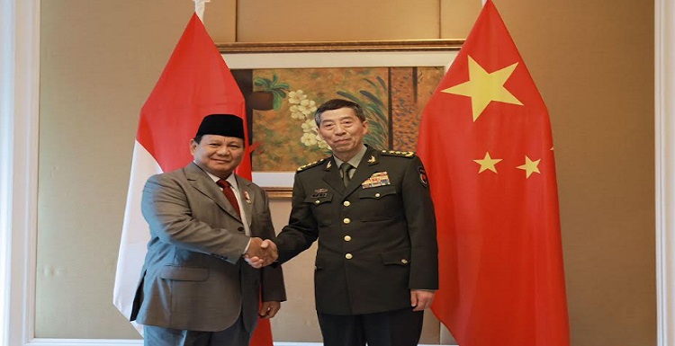 Menteri Pertahanan Prabowo Subianto melakukan pertemuan bilateral dengan Menteri Pertahanan China Li Shangfu, di Shangri-La Hotel, Singapura, Minggu (04/06/2023). Dalam pertemuan ini Menhan Prabowo menyatakan mendukung penuh optimalisasi hubungan Indonesia dan China untuk mencapai kemitraan strategis yang komprehensif. “Saya menginginkan kerja sama RI-China ditingkatkan. Oleh karena itu pembentukan forum RI-China 2+2 sangatlah penting. Forum ini diharapkan dapat meningkatkan kerja sama komprehensif antara kedua negara secara signifikan, khususnya di bidang pertahanan dan keamanan di masa mendatang,” kata Menhan Prabowo.