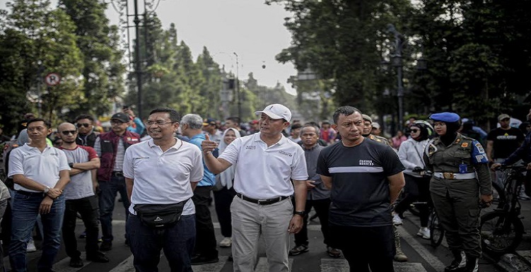 Pelaksana Harian Wali Kota Bandung Ema Sumarna yang hadir meninjau gelaran CFD menyebut, kegiatan ini rencananya akan digelar dua kali dalam sebulan, yaitu pada pekan pertama dan ketiga. "Tentu kami sangat senang melihat antusiasme masyarakat. Apalagi yang datang bukan hanya masyarakat kota Bandung saja. Puncak kegiatan CFD ini biasanya pada pukul 08.00-09.00 WIB," ujar Ema.