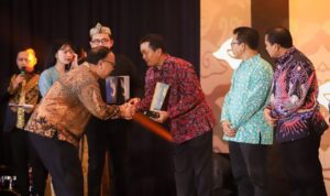 Pemerintah Kota (Pemkot) Bandung kembali meraih penghargaan bergengsi. Kali ini Pemkot Bandung meraih anugerah Program Terpuji Kategori Inovasi Layanan Publik dalam acara Detik Awards. Penghargaan tersebut diberikan Direktur Trans Media Latief Harnoko Kepada Pelaksana Harian Wali Kota Ema Sumarna Bandung di Trans Luxury Hotel, Selasa 20 Juni 2023. Atas penghargaan tersebut, Plh Wali Kota Bandung Ema mengungkapkan, transformasi digital menjadi sebuah keniscayaan bagi pemerintah. Bukan hanya sebagai implementasi dari program smart city tetapi karena komitmen dalam memberikan kemudahan kepada masyarakat.