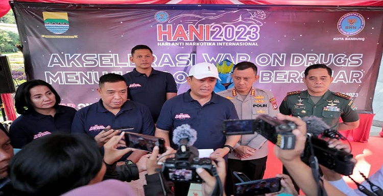 Pada Hari Anti Narkotika Internasional (HANI), BNN Kota Bandung merilis empat produk inovasi untuk mencegah penyalahgunaan narkoba, Rabu 21 Juni 2023 di Taman Dewi Sartika Balai Kota Bandung. Empat program tersebut antara lain ikon super hero BNN yang bernama Ksatria Bersinar, podcast Nguriling, Game War on Drugs, dan Branding P4GN pada sarana publik bus Bandros. "Ksatira Bersinar akan dibangun dalam rupa patung di Taman Super Hero. Lalu, Podcast Nguriling akan dilaksanakan dua kali dalam sebulan. Sedangkan Bandros akan digunakan sebagai sarana edukasi dan informasi tentang pencegahan panyalahgunaan narkoba," papar Ketua Pelaksana HANI 2023 BNN Kota Bandung, Gilang Fajar Shadiq.