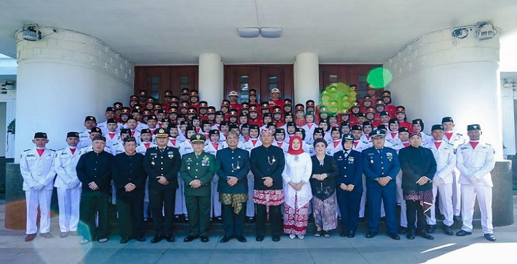 Kota Bandung dengan luasnya sekitar 16 ribu hektar dihuni oleh beragam perbedaan. Mulai dari agama, suku, bahasa dan sebagainya. Hal inilah yang membuat Kota Bandung menjadi miniatur Repulik Indonesia. "Kita daerah bagian dari Indonesia. Menjadi keharusan merawat kesatuan persatuan di tengah keanekaragaman. Apalagi Kota Bandung ini miniaturnya republik, dari Sabang sampai Merauke ada orang yang tinggal di Kota Bandung. Kita bangga itu. Bisa hidup dalam kedamaian," kata Plh Wali Kota Bandung, Ema Sumarna pada Upacara Memperingati Hari Lahir Pancasila, di Balai Kota Bandung, Kamis 1 Juni 2023. Ema mengatakan, lewat peringatan Hari Lahir Pancasila ini warga Kota Bandung harus merawat kehidupan di tengah perbedaan.