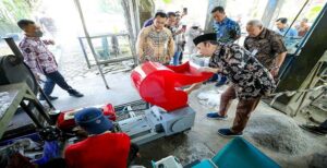 Untuk menanganani sampah, Pemerintah Kota (Pemkot) Bandung belajar dari sejumlah pihak. Termasuk ke Pemerintah Kabupaten Banyumas yang telah sukses memanfaatkan Gibrik Mini. Gibrik mini yang merupakan alat pengolahan sampah ekonomis dan canggih yang dinilai sukses mengatasi sampah di Kabupaten Banyumas. Untuk itu juga, Pelaksana Harian Wali Kota Bandung Ema Sumarna sengaja datang langsung ke Kabupaten Banyumas. Di Sana Ema diterma langsung oleh Bupati Banyumas Achmad Husein di Pendopo Banyumas, Kamis 22 Juni 2023. "Kami Mengapresiasi. Beliau memiliki empati, atas yang kami hadapi waktu itu istilahnya darurat sampah, beliau berkunjung ke Bandung dan berbagi succsess story," kata Ema di Pendopo Kabupaten Banyumas.