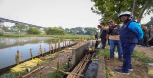 Pemkot Bandung terus membangun kolam retensi di sejumlah wilayah. Salah satunya di kawasan RW 12 Kelurahan Babakan Kecamatan Babakan Ciparay. Plh Wali Kota Bandung Ema Sumarna mengatakan, pembangunan kolam retensi di Kelurahan Babakan telah dimulai dan terus berprogres. Rencananya pembangunan akan selesai dalam waktu dua minggu. Hal itu diungkapkan Ema saat meninjau Kecamatan Babakan Ciparay dan Kecamatan Rancasari, Jumat 16 Juni 2023.