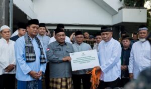 Pelaksana Harian Wali Kota Bandung, Ema Sumarna memastikan Kota Bandung sangat kondusif saat Hari Raya Iduladha 1444 Hijriah ini. Meski terjadi perbedaan soal waktu salat Iduladha, tetapi penyembelihan dilaksanakan serentak hari ini. "Di Kota Bandung ini kondusif. Kemarin (Rabu, 28 Juni) ada 30 lokasi yang melaksanakan salat Iduladha, tapi untuk penyembelihannya digabungkan hari ini. Di Kota Bandung sekarang ini ada 1.962 lokasi pelaksanaan Salat Iduladha," ungkap Ema di sela-sela kegiatan pemotongan hewan kurban di Masjid Al Ukhuwah, Kamis 29 Juni 2023. Tahun ini, lebih dari 11.000 hewan kurban disembelih di Kota Bandung. Jumlah tersebut terdiri dari 6.025 sapi dan 5.705 domba. Sedangkan Pemerintah Kota (Pemkot) Bandung dan BUMD berkurban sebanyak 42 sapi dan 90 domba.