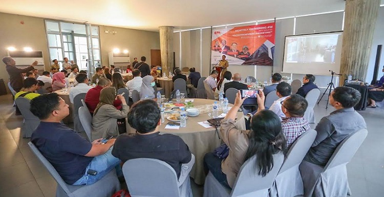 Pemerintah Kota Bandung siap berkolaborasi bersama Indonesia Marketing Association (IMA) untuk semakin memajukan laju pertumbuhan ekonomi. Tak hanya itu, IMA diharapkan mampu rebranding citra Kota Bandung. Pada pertemuan rutin bulanan ke-15 IMA Chapter Kota Bandung, Plh Wali Kota Bandung, Ema Sumarna menyampaikan, jika bicara sinergitas, maka perlu diketahui langkah konkret yang bisa dibangun bersama-sama me-rebranding Bandung. "Marketing itu bisa juga untuk memasarkan Bandung kepada pihak lain. Bandung ingin melakukan rebranding. Mari kita sepakati bersama, berangkat dari kondisi saat ini dan dianalisis. Jangan hanya puas dengan Bandung sebagai kota kuliner," ungkap Ema di Hotel Malaka, Selasa 20 Juni 2023.