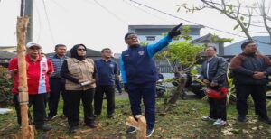 Pemerintah Kota Bandung terus berupaya mewujudkan Kawasan Bebas Sampah di setiap kelurahan. Salah satunya melalui pembangunan Tempat Pembuangan Sampah (TPS) Terpadu. Teranyar, Pemkot Bandung akan membangun TPS Terpadu di Kelurahan Derwati Kecamatan Rancasari. Hal tersebut diungkapkan Plh Wali Kota Bandung, Ema Sumarna saat meninjau RW 12 Kelurahan Darwati Kecamatan Rancasari, Jumat 16 Juni 2023. "Untuk penanganan masalah sampah, secara informal tokoh masyarakat, perwakilan LPM dan RW sudah sepakat, di sini (RW 12 Kelurahan Darwati) nanti akan dijadikan TPS tempat pembuangan sampah terpadu," kata Ema.