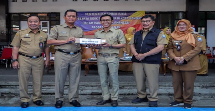 Perilaku perundungan rawan terjadi di lingkungan pendidikan harus dicegah dengan melibatkan seluruh sivitas akademika. Kepala sekolah harus mengintensifkan pengawasan terhadap seluruh warga sekolah dan kondisi lingkungannya. Hal tersebut diungkapkan Pelaksana Harian Wali Kota Bandung, Ema Sumarna merespon terjadinya perundungan oleh siswa SMP kepada siswa SD beberapa waktu lalu "Saya sangat prihatin dengan kejadian kemarin bahwa di kota Bandung masih ada perundungan. Dalam waktu dekat saya akan mengundang kepala sekolah untuk setiap hari menjaga prilaku anak didiknya," ujar Ema saat menghadiri Penyerahan simbolis KIA bagi peserta didik SD dan SMP di SDN 001 Merdeka, Senin 12 Juni 2023.