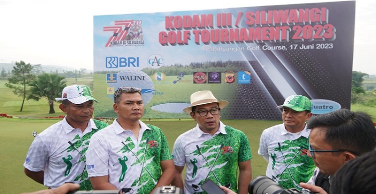 Pangdam III/Siliwangi Mayjen TNI Kunto Arief Wibowo di dampingi Gubernur Jawa Barat Mochamad Ridwan Kamil membuka secara resmi turnamen Golf dalam rangka HUT ke – 77 Kodam III/Slw di Parahyangan Golf Jl. Saridewata No. 01 Kabupaten Bandung Barat, Sabtu (17/06/2023). Demikian disampaikan oleh Kapendam III/Siliwangi, Kolonel Inf Adhe Hansen melalui rilis yang dikirimkan kepada sahabat siliwangi, Minggu (18/6/2023). “Kodam III/Siliwangi Golf Tournament 2023” dibuka dengan penembakan pistol isyarat oleh Pangdam III/Slw bersama GubernurJawa Barat.