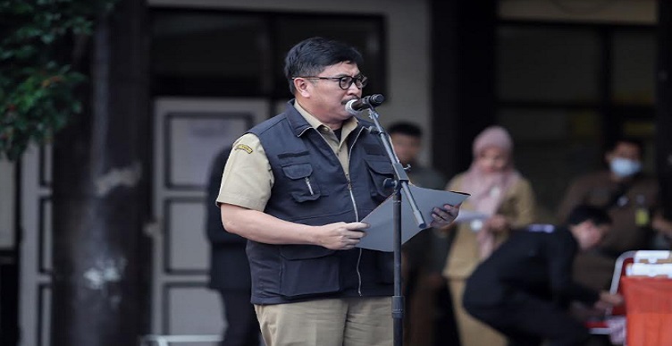 Kepala Dinas Pendidikan (Disdik) Kota Bandung Hikmat Ginanjar memastikan penyelenggaraan Penerimaan Peserta Didik Baru (PPDB) di Kota Bandung 2023/24 berlangsung tertib. Hal itu berkaitan dengan regulasi yang sudah ada seperti zonasi, jalur PPDB, serta indikasi tindakan kecurangan selama PPDB berlangsung. "Sekarang sudah masuk tahap pendaftaran. Kalau kemarin tahap pendataan. Nah, jadi dari mulai tanggal 12-16 Juni itu, orang tua siswa bisa mendaftarkan anaknya," ujar Hikmat di SMP Negeri 2 Bandung, Kamis 14 Juni 2023