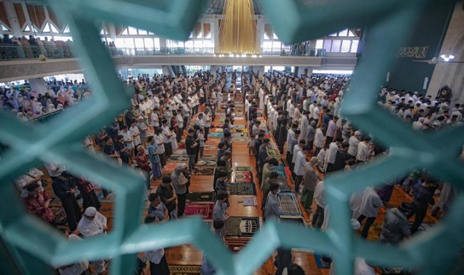 Sebanyak 1.962 titik telah ditetapkan menjadi lokasi pelaksanaan Salat Iduladha 10 Dzulhijjah 1444 Hijriah di 30 kecamatan se Kota Bandung, Kamis 29 Juni 2023 besok Dengan rincian 1.585 lokasi di Masjid dan 217 lokasi di lapangan dan 160 lokasi selain masjid/lapangan. Sedangkan, Pelaksanaan Salat Iduladha Rabu, 28 Juni 2023 dilaksanakan di 30 titik di Kota Bandung. "Data tersebut kita himpun dari seluruh kecamatan di Kota Bandung," kata Kepala Bagian Kesejahteraan Rakyat Setda Kota Bandung, Momon Ahmad Imron Sutisna, Rabu 28 Juni 2023.