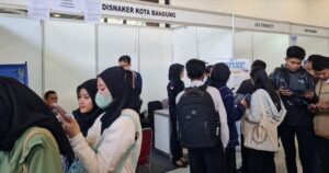 Antusias warga mengikuti Job Fair yang digelar Dinas Tenaga Kerja Kota Bandung cukup tinggi. Hal itu terbukti dengan sebanyak 11.467 orang mendaftarkan diri untuk mengikuti Job Fair yang digelar di Kiara Artha Park, 20-21 Juni 2023. Tak hanya itu, pantauan Humas Kota Bandung, para peserta yang akan mengikuti job fair mengantre untuk memasukan lamarannya sejak pagi hari. Aura (19), sengaja mendaftar untuk mencari pekerjaan di Job Fair tersebut. Aura yang lulusan Sekolah Menengah Atas (SMA) mendaftar ke perusahaan ritel.