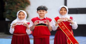 Pemerintah Kota (Pemkot) Bandung memberikan sebanyak 4.464 Kartu Identitas Anak (KIA) melalui program Kisanak (Pembuatan KIA Kerja Sama dengan Sekolah Anak). Sebanyak 4.464 KIA tersebut diserahkan Pelaksana Harian Wali Kota Bandung, Ema Sumarna kepada para peserta didik di Kota Bandung di SDN 001 Merdeka, Senin 12 Juni 2023. Ema mengatakan, penyerahan KIA merupakan bentuk komitmen Pemkot Bandung memenuhi hak anak atas identitas diri serta mengakses administrasi kependudukan. "Alhamdulillah dalam sisi administrasi usia 0-17 tahun, negara sudah menyiapkan administrasi kependudukan. Ini sangat penting mereka diberikan KiA yang tentunya fungsinya sama dengan KTP, supaya mereka tahu mereka punya identitas," katanya.