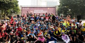 Sebanyak 500 pesepeda dari beragam komunitas ikut meramaikan Fun Bike Budaya Gerakan Bersepeda Series IV yang dimulai dari Balai Kota Bandung, Sabtu 3 Juni 2023. Kegiatan ini diharapkan bisa menjadi sarana sosialisasi kepada masyarakat Kota Bandung untuk membangun gerakan budaya bersepeda yang berkelanjutan. Hal tersebut disampaikan Plh Wali Kota Bandung, Ema Sumarna. Menurut Ema kebiasaan tersebut memang tidak mudah. Apalagi beragamnya kepentingan dan kebutuhan masyarakat. "Tapi saya yakin dengan ketelatenan dan kesabaran serta konsistensi dari para penggemar pelaku bersepeda, kita akan bertemu dalam satu titik waktu warga Kota Bandung familiar dengan kegiatan bersepeda," seru Ema.