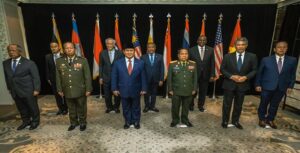 Di sela-sela kegiatan International Institute for Strategic Studies (IISS) Shangri-La Dialogue ke-20 di Singapura, Menteri Pertahanan (Menhan) RI Prabowo Subianto menghadiri pertemuan multilateral antar Menhan Amerika Serikat (AS) Lloyd Austin dan Menhan negara-negara ASEAN, di Dutch Pavilion Room, Shangri-La Singapore, Jumat (2/6). Dalam pertemuan ini para Menhan ASEAN dan AS berbagi perspektif tentang peningkatan kerja sama dalam mendukung Kemitraan Strategis Komprehensif ASEAN-AS yang diharapkan dapat menjadi bagian dari solusi menghadapi tantangan situasi dunia.