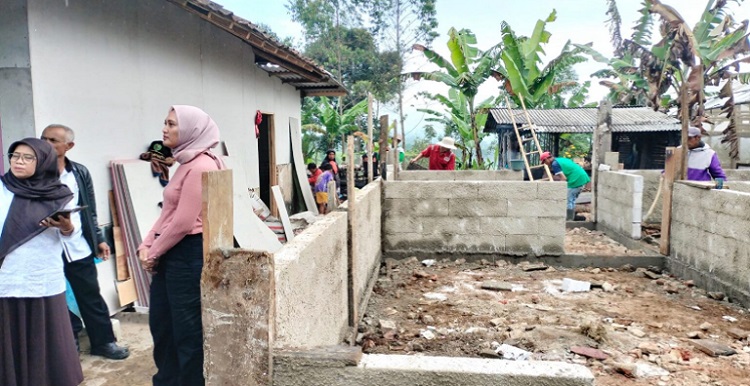 Kepedulian wakil rakyat daerah pemilihan Jabar II Kabupaten Bandung Hj. Nia Purnakania, SH., M.Kn. melakukan kunjungan terhadap musibah kebakaran yang melanda masyarakat di Kp. Pangkalan dan Kp. Rancamayar, Desa Margamukti, Kec. Pangalengan, Kab. Bandung, Rabu 7 Juni 2023. Anggota Komisi IV DPRD Provinsi Jabar dari Fraksi Partai Demokrasi Indonesia Perjuangan (PDIP) , Hj. Nia Purnakania, menyampaikan turut berduka atas tragedi kebakaran yang terjadi,” ungkap srikandi partai berlambang banteng moncong putih ini di sela-sela tinjauannya. Selain itu, Nia juga memberikan bantuan sembako dan santunan bagi warga yang terdampak. Nia juga memberikan apresiasi kepada para pihak yang telah membantu para korban.