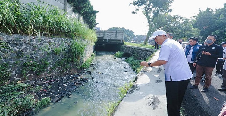 Pemerintah Kota (Pemkot) Bandung segera membangun Kolam Retensi di Kawasan RW 12 Kelurahan Babakan Kecamatan Babakan Ciparay sebagai upaya penanggulangan banjir yang sering terjadi di wilayah tersebut. "Kita merespon aspirasi dan masalah masyarakat bahwa di RW 12 Kelurahan Babakan Kecamatan Babakan Ciparay tadi malam terjadi banjir," kata Pelaksana Harian Wali Kota Bandung, Ema Sumarna saat meninjau titik banjir di Perumahan Dian Permai RW 12 Kelurahan Babakan Kecamatan Babakan Ciparay, Rabu 7 Juni 2023. "Tadi kami melihat ada lahan fasos fasum (fasilitas sosial fasilitas umum) yang diserahkan kepada pemerintah. Kita akan cek dan Ciptabintar akan membuat desain untuk kolam retensi," imbuhnya