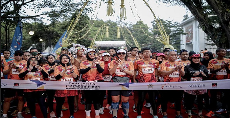 Lebih dari 1.000 peserta mengikuti kegiatan Borobudur Friendship Run di Balaikota, Minggu 4 Juni 2023. Pelepasan peserta kegiatan dilakukan oleh Pelaksana Harian Wali Kota Bandung Ema Sumarna. Kota Bandung menjadi titik kedua yang menyelenggarakan Borobudur Friendship Run. Acara ini merupakan rangkaian dari Borobudur Marathon ini hadir untuk menularkan semangat ke 10 kota besar di Indonesia. "Hari ini ada 1.000 pelari yang akan menikmati acara hari ini dan tentunya kita sebagai tuan rumah kami ucapkan selamat datang dan ucapkan terima kasih," ujar Ema.