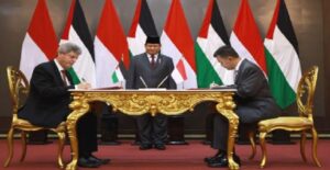 Menteri Pertahanan Republik Indonesia Prabowo Subianto menyaksikan penandatanganan framework kerja sama pendidikan antara Universitas Pertahanan Republik Indonesia (Unhan RI) dengan Kedubes Palestina di Gedung Aula Bhinneka Tunggal Ika, Kemhan, Jakarta, Senin (19/6/2023). Penandatangan dilakukan oleh Rektor Unhan RI Laksamana Madya TNI Amarulla Octavian dan Duta Besar Palestina untuk Indonesia H.E. Dr. Zuhair Al-Shun mewakili Menteri Pendidikan Tinggi Palestina. Sebelum penandatanganan, didahului courtesy call Dubes Palestina kepada Rektor Unhan RI. Kerja sama ini merupakan realisasi dari surat Dubes Palestina kepada Menhan RI tentang permohonan penyampaian informasi terkait program beasiswa yang ditawarkan Unhan RI kepada pelajar Palestina.