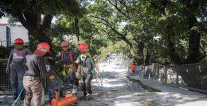 Pemerintah Kota (Pemkot) Bandung melanjutkan pembangunan Teras Cihampelas. Rencananya pembangunan rampung pada September mendatang. Hal ini diungkapkan Plh Wali Kota Bandung Ema Sumarna saat meninjau progres pemmbangunan Skywalk tersebut. Ema optimis jika pembangunan berjalan baik dan akan kembali mengundang pengunjung. Sehingga Teras Cihampelas akan kembali beraktivitas. "Kita harus optimis. Ini bagian dari reaktivasi. Jika maksimal akan kembali mengundang pengunjung dan aktivitas ekonomi akan kembali hadir," kata Ema, Jumat 9 Juni 2023.