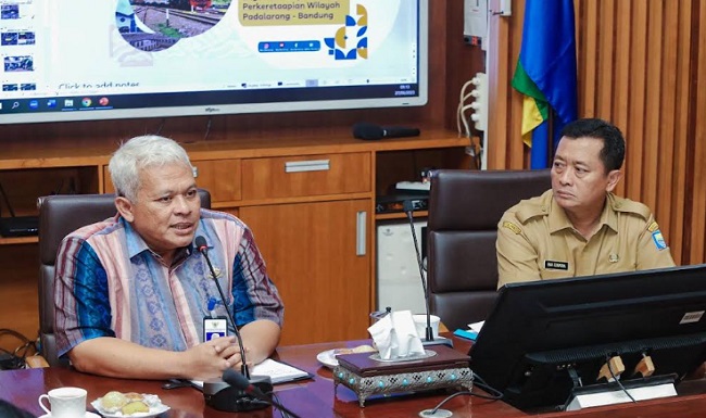 Progres pembangunan fly over dan jembatan penyeberangan orang (JPO) Ciroyom di Kecamatan Andir dan Cicendo telah mencapai 33,5 persen. Pembangunan ini ditargetkan akan selesai akhir tahun 2023. Plh Wali Kota Bandung, Ema Sumarna menyampaikan, dengan upaya yang sudah dilakukan, sampai saat ini secara umum kondisi masyarakat di sana sudah kondusif. "Walaupun untuk kondisi kekinian, kita harus agak hati-hati dalam perhitungan waktu. Kalau ini kurang ada kepastian, akan mendegradasi kepercayaan masyarakat. Kalaupun ada keterlambatan, harus segera dikomunikasikan," tegas Ema saat rapat bersama Balai Perkeretaapian di Balai Kota Bandung, Selasa 27 Juni 2023.