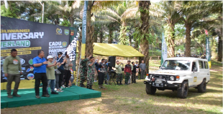 Pangdam III/Siliwangi Mayjen TNI Kunto Arief Wibowo S.I.P., di dampingi Ketua Persit Kartika Chandra Kirana Daerah III/Slw Ny. Mia Kunto Arief Wibowo menggelar kegiatan Off Road di wilayah Subang, Minggu (18/06/2023). Kegiatan Off Road dengan tema "77th Siliwangi Anniversary Overland” bertujuan untuk menjalin silaturahmi antara personel Kodam III/Slw dengan komunitas Off Road di wilayah Subang. Off Road dalam rangka HUT ke-77 Kodam III/Siliwangi diikuti oleh 150 personel Kodam III/Slw serta Komunitas Off Road Subang menempuh jarak 15,4 Km. Mengambil titik start di Bukit Paralayang Nyomot Kab. Subang selanjutnya Finish di Ciawitali Gampling Kab. Subang.