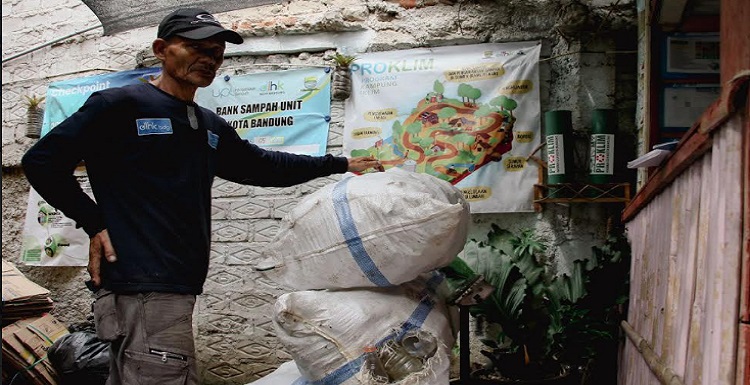 Pengolahan sampah bukan hanya sebatas membuang sampah pada tempatnya. Lebih dari itu, pengolahan sampah yang terintegrasi dengan urban farming, mampu menciptakan keasrian dan keunikan tersendiri di RW 05 Dago, Kelurahan Dago, Kecamatan Coblong, Kota Bandung. Hal ini dijelaskan Ketua Kelompok Swadaya Masyarakat (KSM) Dabaresih RW 05 Dago, Agus Sukaryat. Ia memaparkan, pengolahan sampah organik di wilayahnya dilakukan setiap hari Sabtu pukul 08.00 WIB. "Kita jemput sampahnya dari rumah ke rumah. Setiap warga difasilitasi ember terpilah. Lalu kita jemput sampahnya dan dikumpulkan di satu titik sumber di pos Dabaresih," ujar Agus.