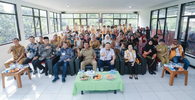 Pemerintah Kota (Pemkot) Bandung bersama Lions Club menyalurkan sejumlah bantuan paket makanan tambahan untuk mencegah stunting di tiga kecamatan, Senin 5 Juni 2023. Di antaranya Kecamatan Coblong, Cibeunying Kaler, dan Ujungberung. Salah satu penerima manfaatnya adalah Rindi Oviatun (32 tahun) warga Kecamatan Ujungberung. Ia memiliki tiga orang anak yang masih balita. "Ini anak saya yang terakhir, usianya 1 tahun. Alhamdulillah tadi dapat bantuan berupa uang tunai," ujar Rindi saat acara Pemberian Bantuan Pada Anak Berisiko Stunting di Jalan Ir. H. Juanda Belakang 501 RT 05 RW 01 Dago, Senin 5 Juni 2023.