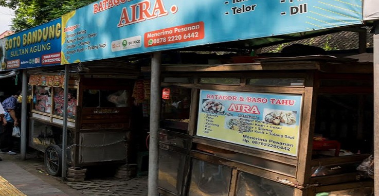 Kota Bandung disebut kota kuliner. Tak hanya kelas restoran atau cafe, kuliner Pedagang Kaki Lima (PKL) juga menjadi incaran wisatawan. Salah satunya, kawasan PKL Sultan Agung yang kini naik kelas. Kawasan tersebut masuk pada zona kuning, yaitu lokasi yang diperkenankan berjualan tetapi dibatasi oleh batas waktu yaitu hanya pada pukul 07.00-17.00 WIB. Pemerintah Kota (Pemkot) Bandung telah menata dan memperbaiki kawasan ini agar para pengunjung lebih nyaman.