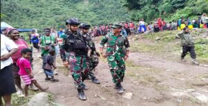 Papua merupakan satu-satunya provinsi yang memiliki tradisi cukup unik yaitu acara bakar batu yang mungkin tidak banyak diketahui oleh masyarakat di provinsi lainnya. Upacara bakar batu itu sendiri merupakan upacara tradisional masyarakat Pegunungan Papua yang biasa dilakukan sebagai wujud rasa syukur, menyambut kebahagiaan atas kelahiran, rasa turut berkabung, pengumpulan dana atau dilakukan untuk mengumpulkan prajurit ketika berperang. Sebagai Aparat Komando Kewilayahan yang berada di daerah yang masyarakatnya terdapat suku pegunungan harus mengetahui adat istiadat masyarakatnya tersebut sebagai sarana jalin keakraban guna mempermudah dalam pembinaan teritorial. Seperti halnya yang dilakukan oleh personel Koramil 1710-04/Tembagapura dipimpin Danramil Kapten Chb Eliazar Manuk Allo. Melalui giat Binternya di Kp. Kimbeli Distrik Tembagapura, Danramil dan anggota bersama pihak Kepolisian dan personel Satgas menghadiri sekaligus pengamanan jalannya acara adat bakar batu dalam rangka ucapan syukur atas pemberian Status dan peletakan Papan Nama Gereja KINGMI Pos Pelayanan Jemaat Kimbeli. Kegiatan dipimpin Bapak Pendeta Christian Jangkup S.Th. (Ketua Klasis Tembagapura Gereja Kingmi ) dan diikuti sekitar 500 orang, Jumat (16/06/2023).