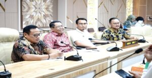 Komisi V DPRD Jawa Barat mendorong Pemerintah Provinsi (Pemprov) Jabar melestarikan warisan budaya tak benda kesenian kuda renggong yang terancam punah. Hal ini disampaikan Sekretaris Komisi V DPRD Jawa Barat H. Memo Hermawan setelah menerima audiensi Paguyuban Kuda Seni Jawa Barat di ruang Komisi V Dewan Perwakilan Rakyat Daerah Jabar, Bandung, Jumat (9/6/2023). “Kami mendorong pemerintah untuk melestarikan kesenian kuda renggong. Kuda renggong merupakan warisan budaya tak benda asal Kabupaten Sumedang, Jawa Barat yang harus dipertahankan. Kesenian kuda renggong ini hanya ada di Jawa Barat, tidak ada di provinsi atau negara lain,” tegas Memo Hermawan, Bandung, Jumat (9/6/2023).