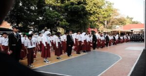 Pada Senin 17 Juli 2023 ini merupakan hari pertama masuk sekolah. Hal itu sekalugus menandai dimulainya tahun ajaran baru 2023-2024. Bagi para siswa yang baru naik ke jenjang TS, SD, SMP, dan SMA bisanya akan mengikuti Masa Pengenalan Lingkungan Sekolah (MPLS). Salah satunya Aqila Putri Humaira Arya Agung. Ia merupakan siswa baru SMP Negeri 7 Kota Bandung. Ia yang baru masuk ke kelas 7 itu, merasa gugup. Kendati demikian, Aqila mengaku siap untuk beradaptasi dengan lingkungan barunya.