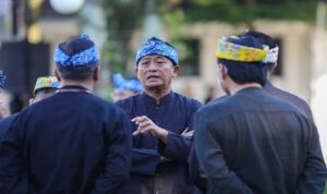 Pelaksana Harian Wali Kota Bandung, Ema Sumarna mengimbau masyarakat untuk terus menjaga kesehatan dan waspada terhadap potensi bencana alam memasuki musim kemarau. Sebelumnya, Badan Meteorologi, Klimatologi, Geofisika (BMKG) Kota Bandung mencatat, dalam 5 hari terakhir (14-18 Juli 2023) suhu minimum Bandung menyentuh 17 derajat celsius, di bawah nilai suhu minimum normal. "Kita rasakan ada perubahan iklim tidak seperti biasa, udara sangat dingin. Kalau bisa dikatakan mungkin ini masuk musim kemarau. Masyarakat harus menjaga kesehatan," kata Ema di Balai Kota Bandung, Kamis 20 Juli 2023.