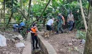 Ratusan warga bersama aparat Pemerintah Kota (Pemkot) Bandung, anggota TNI dan Polri melakukan kegiatan bersih-bersih sampah di kawasan hutan kota Babakan Siliwangi Kecamatan Coblong Kota Bandung, Jumat 14 Juli 2023. Kegiatan ini bertajuk “1000 Sapu Lidi Bebersih Taman Hutan Kota Babakan Siliwangi”. Camat Coblong Krinda Hamidipraja mengatakan kegiatan ini merupakan upaya menjaga kebersihan dan keindahan hutan kota Babakan Siliwangi. Sebelumnya, hutan kota Babakan Siliwangi dinobatkan sebagai hutan Kota Terbaik dan mendapatkan Plakat Adipura. "Kegiatan bersih-bersih sampah di kawasan hutan kota Babakan Siliwangi akan terus di lakukan secara rutin nantinya," kata dia.