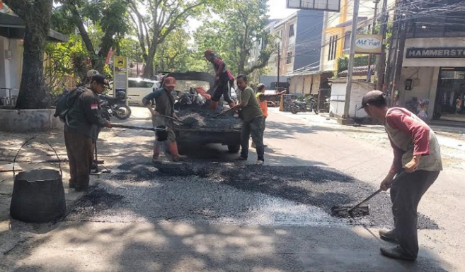 Dinas Sumber Daya Air dan Bina Marga (DSDABM) Kota Bandung sudah memetakan untuk perbaikan jalan kecil hingga jalan protokol pada tahun 2023 ini. Ada sebanyak 120 kontrak pekerjaan yang bakal dilaksanakan tahun ini. "Secara kontraktual sedang proses 120 kontrak pekerjaan. Semua sedang proses," kata Kepala Seksi Pengendalian Jalan dan Jembatan, Praditya. Untuk jalan protokol, dikarenakan menggunakan anggaran Dana Alokasi Umum (DAU) sehingga perlu tahapan untuk menyelesaikannya. "Untuk jalan protokol, karena anggarannya terkait DAU, itu harus bertahap. Awal itu baru bisa 30 persen, saat ini baru Jalan Merdeka, Jalan Jawa dan Jalan Sukabumi. Setelah selesai baru lanjut. Total tahun ini 11 paket pekerjaan untuk jalan protokol," ungkapnya.