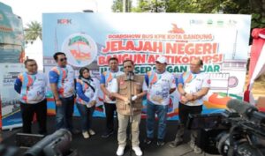 Jelang pemilu 2024 mendatang, Komisi Pemberantas Korupsi (KPK) kembali berkeliling mengunjungi kota-kota besar di Indonesia. Kali ini Kota Bandung menjadi titik terakhir Roadshow Bus KPK, Minggu 2 Juli 2023 di depan Gedung Sate.