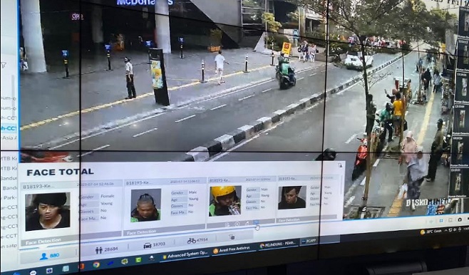 Pemerintah Kota (Pemkot) Bandung perbarui teknologi analitis berupa face recognition atau pengenalan wajah serta penghitungan kendaraan (Vehicle Counting) di sejumlah kamera pengawas atau closed circuit television (CCTV) di Kota Bandung. Kepala Bidang Infrastruktur Teknologi Informasi Diskominfo Kota Bandung, Mahyudin mengatakan, pembaruan CCTV tersebut untuk memudahkan pelacakan pelaku kejahatan, face recognition juga berguna mencegah terorisme, dan meningkatkan pelayanan publik. "Dengan CCTV ini kita dapat minimalisir serta dapat memudahkan penyelidikan untuk meminimalisir terjadinya tindak teror," papar Mahyudin di Bandung Command Centre, Jumat 14 Juli 2023.