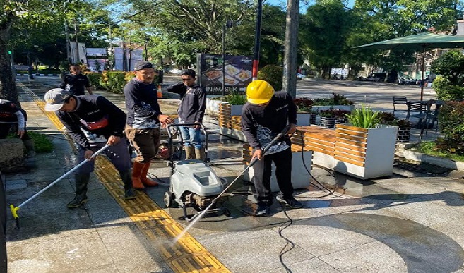 Pelaksana Harian Wali Kota Bandung, Ema Sumarna mengingatkan seluruh pihak untuk sama-sama menjaga semangat dan konsentrasi terhadap penanganan sampah. Menurutnya, kegiatan Bebersih Bandung yang pernah dilakukan menjelang Hari Jadi ke-212 Kota Bandung (HJKB) 2022 lalu merupakan kegiatan yang luar biasa dan perlu digaungkan kembali. Ia meminta, para aparatur kewilayahan mulai dari camat, lurah, RW dan RT agar menjaga kebiasaan baik ini terus berlangsung di level kewilayahan.