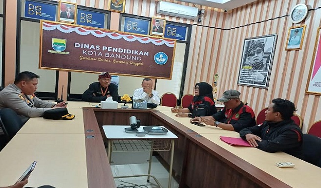 Pada Penerimaan Peserta Didik Baru (PPDB) tahun 2023, Dinas Pendidikan (Disdik) Kota Bandung menerima laporan terkait 36 calon siswa rawan melanjutkan pendidikan (RMP) tidak bisa diterima di sekolah. Setelah menerima audiensi dari Forum Masyarakat Peduli Pendidikan (FMPP), Disdik menyampaikan 36 anak tersebut sebetulnya telah diterima di sekolah negeri maupun sekolah swasta. "Dalam mediasi kami sampaikan bahwa memang sekolah negeri sudah penuh, sehingga tidak semua bisa masuk ke sekolah negeri," ujar Kepala Disdik Kota Bandung, Hikmat Ginanjar, Jumat 21 Juli 2023.