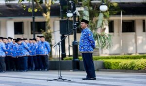 Pelaksana Harian Wali Kota Bandung, Ema Sumarna menegaskan, para Aparatur Sipil Negara (ASN) di lingkungan Pemerintah kota Bandung harus selalu peka terhadap persoalan yang dihadapi masyarakat Ia pun meminta pengelola kanal-kanal aduan publik dapat lebih peka terhadap perkembangan dinamika dalam media sosial. Sehingga, jika muncul keluhan bisa segera tertangani. "Di era digital semacam ini, media sosial adalah keniscayaan yang selalu hadir. Saya mintakan kepekaan dari kita semua, mulai dari diri saya kepada seluruh jajaran ASN merespon cepat seluruh keluhan masyarakat," kata Ema saat menjadi Inspektur Upacara di Balai Kota Bandung, Senin 17 Juli 2023.