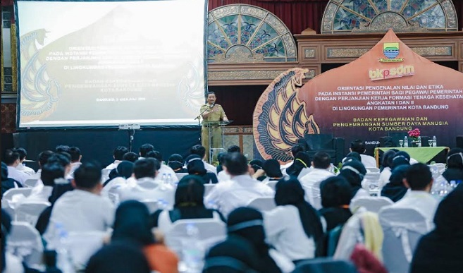 Salah satu tugas Aparatur Sipil Negara (ASN) adalah memajukan kesejahteraan umum, termasuk di antaranya meningkatkan derajat kesehatan masyarakat. Berbeda dengan profesi lain, menjadi ASN tenaga kesehatan identik dengan pelayan kesehatan kesehatan setiap warga. Hal itu diungkapkan Plh Wali Kota Bandung, Ema Sumarna pada kegiatan Orinetasi Pegawai pemerintah dengan perjanjian kerja (PPPK) kesehatan Pemkot Bandung, di Pusdai, Senin 3 Juli 2023.