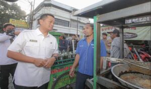 Pemerintah Kota (Pemkot) Bandung mendukung rencana Pemerintah Pusat yang akan memindahkan seluruh penerbangan dari Bandara Husein Sastranegara ke Bandara Internasional Jawa Barat (BIJB) Kertajati mulai Oktober mendatang. Untuk itu juga, Pemkot Bandung akan menyiapkan langkah-langkah adaptif agar kunjungan wisatawan ke Kota Bandung tetap tinggi. "Kita yang di bawah pasti akan mendukung kebijakan Pemerintah Pusat," kata Pelaksana Harian Wali Kota Bandung, Ema Sumarna usai mendampingi Presiden Joko Widodo ke Pasar Cihapit, Rabu 12 Juli 2023.