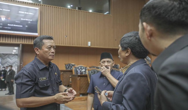 Pandangan Umum Fraksi tersebut disampaikan pada Rapat Paripurna Ke-4 Masa Persidangan III Tahun Sidang ke-IV 2022-2023, Senin 3 Juli 2023. Atas hal itu, Pelaksana Harian Wali Kota Bandung, Ema Sumarna mengatakan, terima kasih atas pandangan umum fraksi atas lima Raperda yang telah diajukan. Ia meminta kepada seluruh OPD terkait untuk mencatat berbagai usulan dan masukan yang diberikan oleh Dewan dalam penyusunan Raperda tersebut. "Kita telah mendengarkan pandangan umum fraksi terhadap 5 Raperda yang kita sampaikan. Saya minta didengarkan dan dicatat dengan baik terhadap apa yang menjadi catatan kritis dewan terhadap Raperda yang telah kita ajukan," kata Ema.