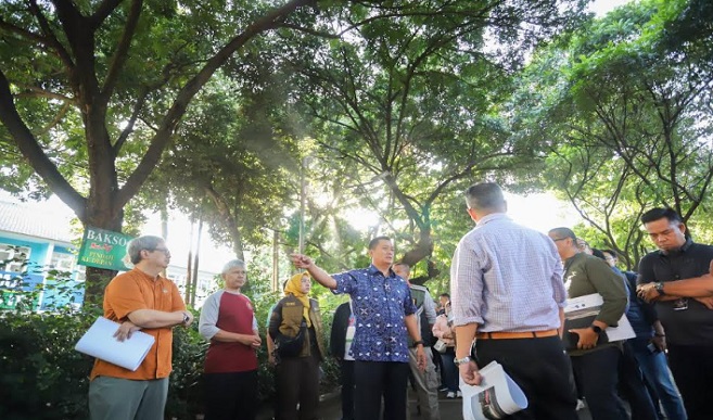 Pemerintah Kota (Pemkot) Bandung bekerja sama dengan Institut Teknologi Bandung (ITB) akan menata kawasan Jalan Ganesha yang merupakan akses pintu masuk utama ITB. Hal itu disampaikan Pelaksana Harian Wali Kota Bandung Ema Sumarna saat meninjau kawasan Jalan Ganesha, Jumat 14 Juni 2023. "Kita ingin menata dengan mengacu pada Perda Nomor 4 tahun 2011. Meski begitu, semangat kita bukan mematikan ekonomi rakyat. Kita melihat di sini, begitu besar peluang untuk mengakomodir kebutuhan mereka (ekonomi para PKL)," ujar Ema.