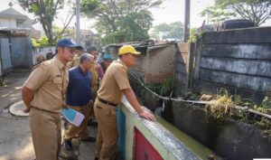 Pemerintah Kota (Pemkot) Bandung terus berupaya mengatasi banjir di beberapa titik di Kota Bandung, salah satunya di kawasan Pasirkoja Kecamatan Babakan Ciparay. Pelaksana Harian Wali Kota Bandung, Ema Sumarna menyebutkan, saat ini Pemkot tengah membangun rumah pompa untuk mengurangi 60 persen dampak banjir di daerah tersebut. Rencananya, rumah pompa tersebut akan selesai pada akhir Juli 2023 mendatang "Sekarang sudah selesai lelang sehingga menunggu apa tinggal menunggu apa klarifikasi kalau itu sudah clear perhitungan saya minggu ke-4 di bulan Juli pembuatan rumah pompa itu akan selesai," kata Ema saat monitoring lokasi potensi banjir Jalan Terusan Pasirkoja, Selasa 11 Juli 2023.