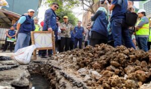 Kabar baik sebanyak 36.000 rumah di wilayah Kecamatan Buahbatu kini bisa menikmati layanan air bersih PDAM Tirtawening. Saat ini, pembangunan saluran untuk mendistribusi air bersih sedang dilakukan di 2 titik: Komplek Sapta Marga Kecamatan Kujangsari dan Jalan Raya Ciwastra. Pelaksana Harian Wali Kota Bandung, Ema Sumarna menyambut positif hadirnya saluran air PDAM ke 36.000 rumah pada tahap pertama ini. Ema juga mengajak masyarakat untuk sama-sama menikmati akses air bersih melalui layanan PDAM Tirtawening.