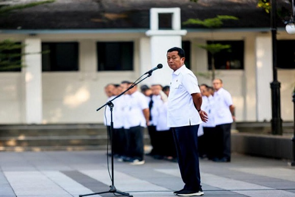 Pemerintah Kota (Pemkot) Bandung tengah mengkaji kebijakan penerapan parkir berlangganan di Kota Bandung. Hal ini sebagai upaya strategi untuk memaksimalkan potensi pendapatan asli Daerah melalui retribusi parkir. Untuk itu Pelaksana Harian Wali Kota Bandung, Ema Sumarna mengintruksikan, Dinas Perhubungan (Dishub) Kota Bandung untuk melakukan kajian mendalam terkait penerapan parkir berlangganan tersebut. "Kalau berbicara potensi parkir seharusnya kita mempunyai target pendapatan yang luar biasa. Saya minta Dishub maksimalkan strategi untuk bagaimana kita mewujudkan rencana penerapan parkir berlangganan," kata Ema saat menjadi Pembina Apel Mulai Bekerja di Balai Kota Bandung, Rabu 5 Juli 2023.