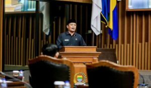 Rapat paripurna DPRD Kota Bandung, Jumat 28 Juli 2023 mengumumkan pemberhentian Yana Mulyana sebagai Wali Kota Bandung karena berakhir masa jabatannya pada 20 September 2023. Hal tersebut disampaikan Sekretaris DPRD Kota Bandung, Salman Fauzi. Ia mengatakan, pada Rapat Badan Musyawarah (Bamus) DPRD Kota Bandung yang diselenggarakan Jumat, 28 Juli 2023, disepakati pimpinan DPRD Kota Bandung mengumumkan mengenai pemberhentian jabatan wali Kota Bandung periode 2018-2023. "Yana Mulyana diberhentikan sebagai Wali Kota Bandung karena berakhir masa jabatannya pada 20 September 2023. Sebelumnya sudah kita bahas juga di Bamus. Lalu kita umumkan di rapat paripurna hari ini," ujar Salman.