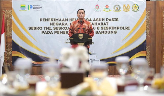 Pemerintah Kota (Pemkot) Bandung menggelar gala dinner menyambut Perwira Siswa (Pasis) Sekolah Staf dan Komando (Sesko) TNI, Sesko TNI AD, dan Sekolah Staf dan Pimpinan (Sespim) Polri dari negara-negara sahabat. Acara digelar di Pendopo Kota Bandung, Jumat 7 Juli 2023. Pasis tersebut berasal Australia, Malaysia, Singapura, India, Pakistan, Thailand, Amerika Serikat, Korea Selatan, dan Brunei Darussalam. Plh Wali Kota Bandung, Ema Sumarna berharap kehadiran para perwira dari negara sahabat dapat merasakan secara langsung Kota Bandung yang sudah dikenal di mata dunia.